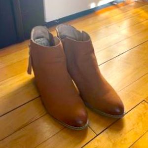 Vionic, size 8, camel color leather booties.